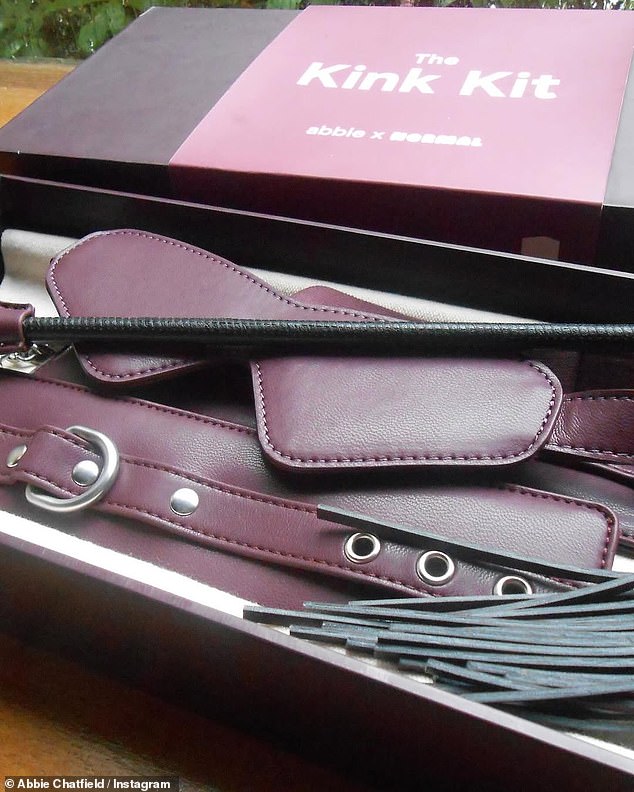 Далее она объяснила, что набор продается всего за 56 долларов, хотя изначально предлагался за 160 долларов.