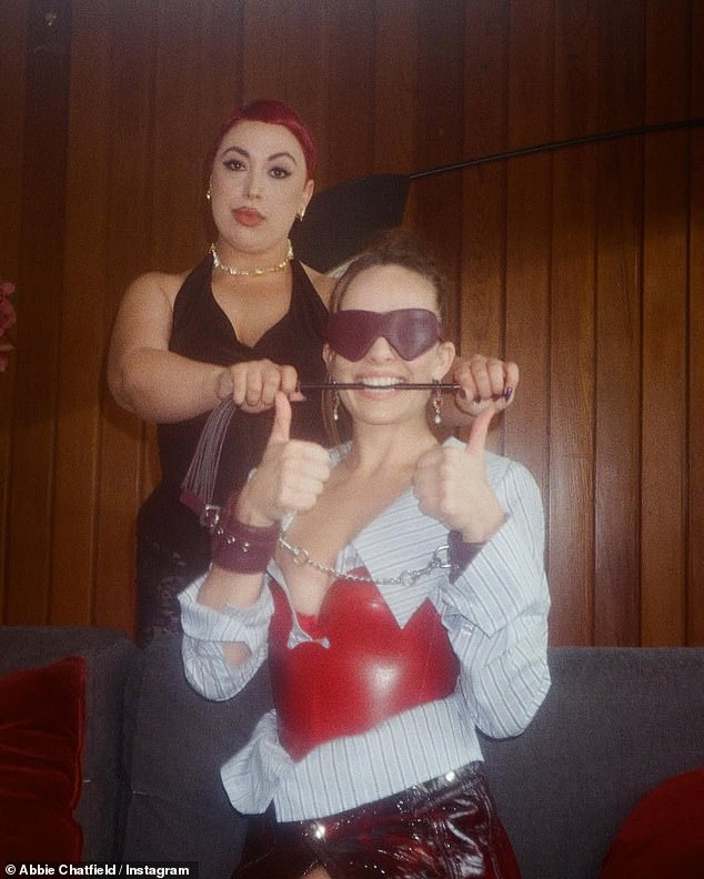 Подкастер It's a Lot продемонстрировала пару наручников, повязку на глаза и плеть, которые входят в комплект