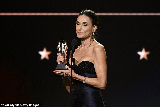 В пятницу вечером Мур получила премию Critics Choice за лучшую женскую роль. Она также получила 