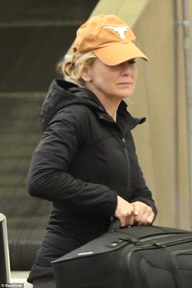 Рене была одета в светло-серые брюки и черный жакет, застегнутый спереди на молнию.