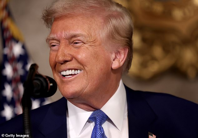 Трамп выступает с речью после подписания указа о расширении доступа к ЭКО на своем курорте Мар-а-Лаго 18 февраля в Палм-Бич, Флорида