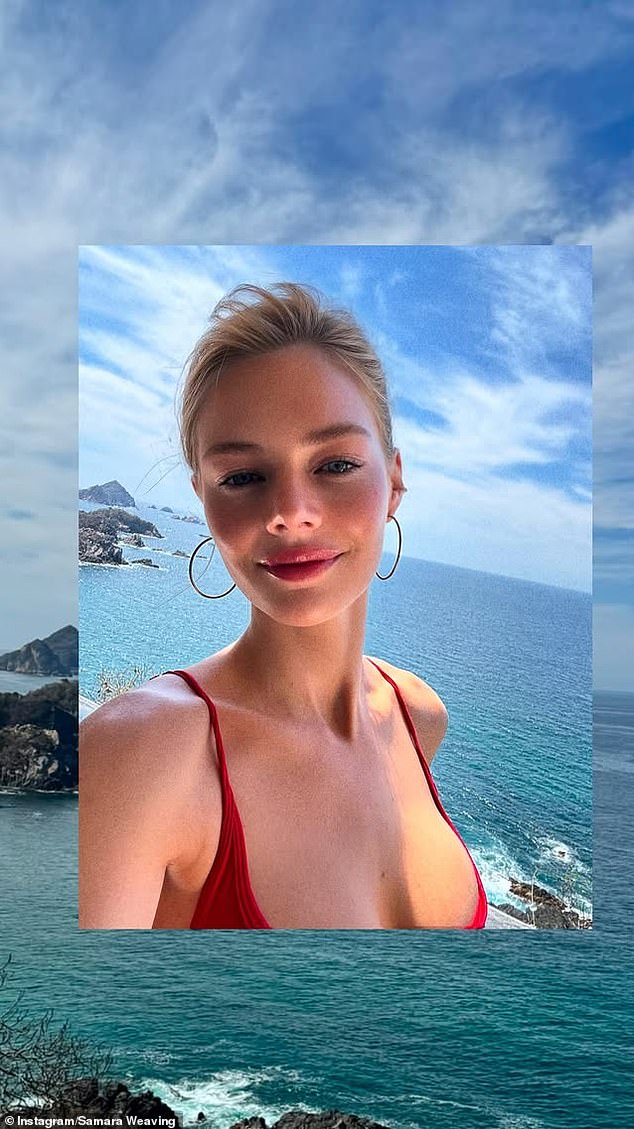Звезда родом из Аделаиды надела вишнево-красный бикини со стрингами, который дополнялся нижними G-стрингами.