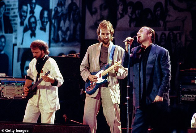 За время работы в группе Genesis Коллинз выпустил восемь альбомов. Он покинул группу и занялся сольной карьерой в 1996 году (на фото в Нью-Йорке в мае 1988 года)