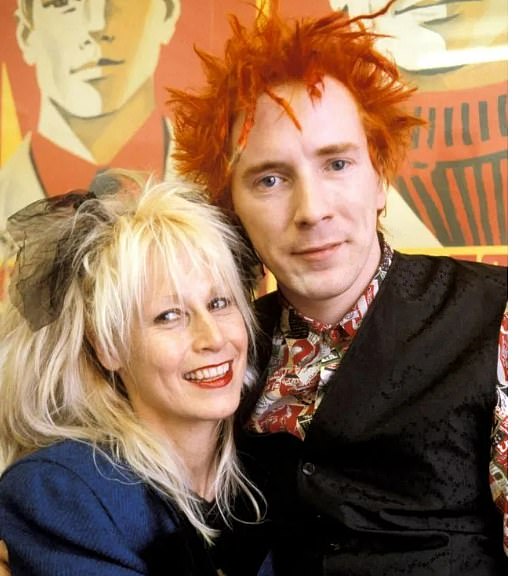 69-летний бывший фронтмен Sex Pistols потерял свою любимую жену Нору Фостер в апреле 2023 года после того, как ухаживал за ней, страдающей болезнью Альцгеймера.