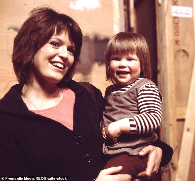 Кейт изображена в детстве со своей матерью Джуди