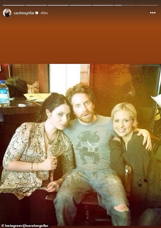 Геллар также поделилась фотографией, на которой Мишель запечатлена с Сетом Грином за кадром 