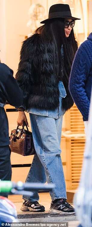 Свои вещи она положила в сумку Birkin из крокодиловой кожи.
