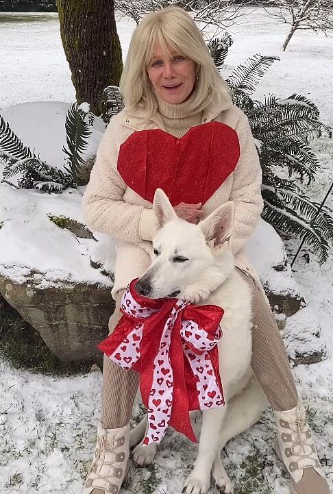 Линда Эванс опубликовала на своем аккаунте в Instagram милое послание ко Дню святого Валентина. Блондинка держала в руках красное бумажное сердце вместе со своей собакой, у которой на шее висел большой красный бант.
