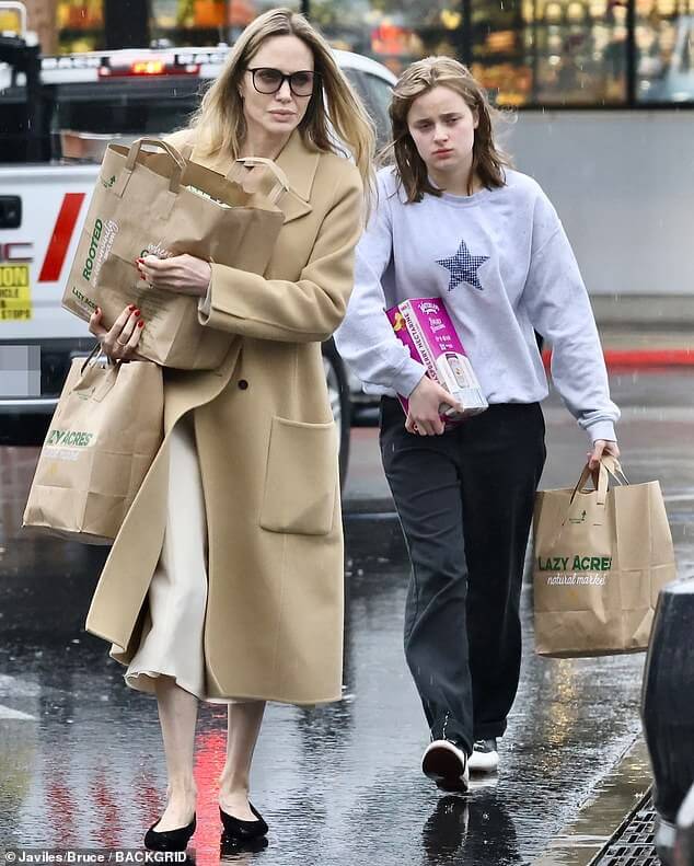 Анджелина Джоли выглядела как всегда гламурно, даже когда выполняла простые поручения в Лос-Анджелесе со своей дочерью Вивьен, 16 лет.