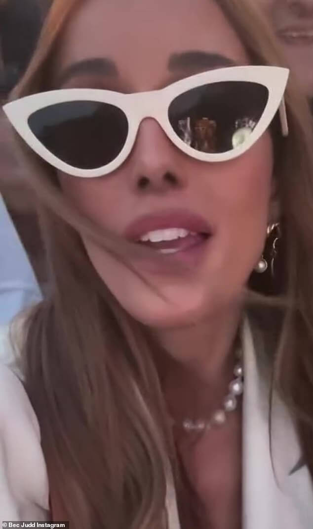 Вальяжная девушка из АФЛ Мельбурна Бек Джадд нашла время, чтобы насладиться праздником на турнире по гольфу LIV в Аделаиде. На фото: Бек поделилась этим снимком в своем Instagram