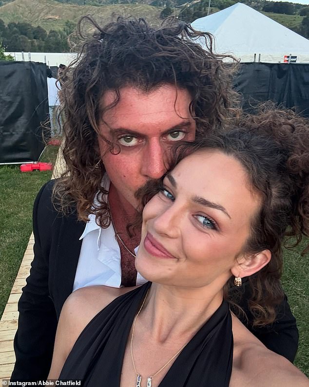 Это произошло после того, как Эбби раскрыла интимные подробности своей сексуальной жизни с бойфрендом-музыкантом Адамом Хайдом (на фото).