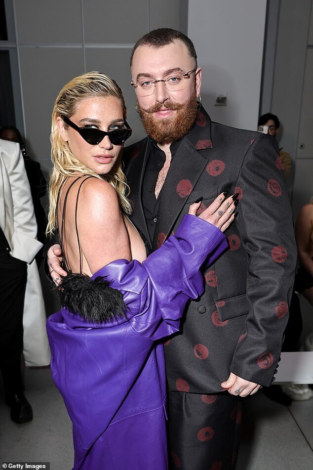 Кеша и Сэм Смит привлекли к себе внимание, выйдя в свет на показе Кристиана Коуэна на Неделе моды в Нью-Йорке в пятницу вечером.