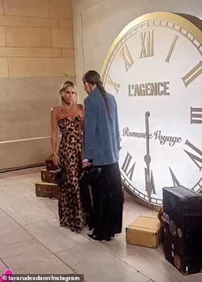 Парикмахер DJ Quintero заплел длинные локоны Холмс в хвост, подчеркнув золотые серьги.