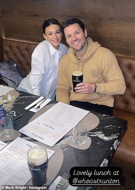 Марк Райт и его беременная жена Мишель Киган наслаждаются обеденным свиданием: пара надела мужественное лицо после ужасающей кражи со взломом