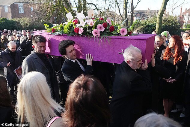 Линда Нолан была похоронена в сверкающем розовом гробу, когда ее близкие собрались, чтобы попрощаться с ней на похоронах в церкви Святого Павла в Блэкпуле в субботу.