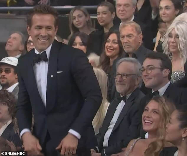 37-летняя Блейк Лайвли нарушила покров, чтобы посетить воскресный вечер SNL50: The Anniversary Special со своим 48-летним мужем. Она рассмеялась, услышав его неоднозначную шутку на их первом мероприятии на красной дорожке после того, как она обвинила 41-летнего Бальдони в сексуальных домогательствах.