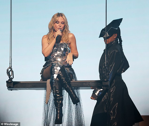 Она добавила мягкие волны к своим светлым локонам, а в какой-то момент ее можно было увидеть выступающей с качелей, поднятых высоко в воздух.