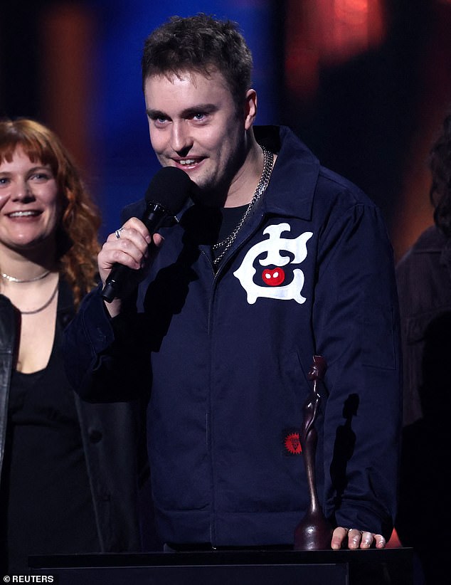 По результатам голосования фанатов Сэм Фендер был объявлен победителем в номинации 