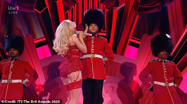 В конце трека поп-звезда встала на колени перед 