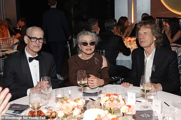 Джон Уотерс, Дебби Харри и Мик сидели за одним столом.