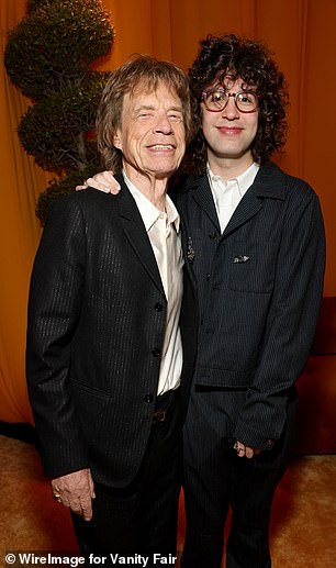 Лукас обнял своего знаменитого отца, когда они вместе веселились.