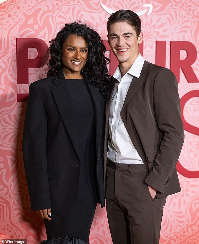 Сын родителей-режиссеров и племянник известных актеров, он только что снялся в новом фильме с бриджертонской актрисой Симоной Эшли.