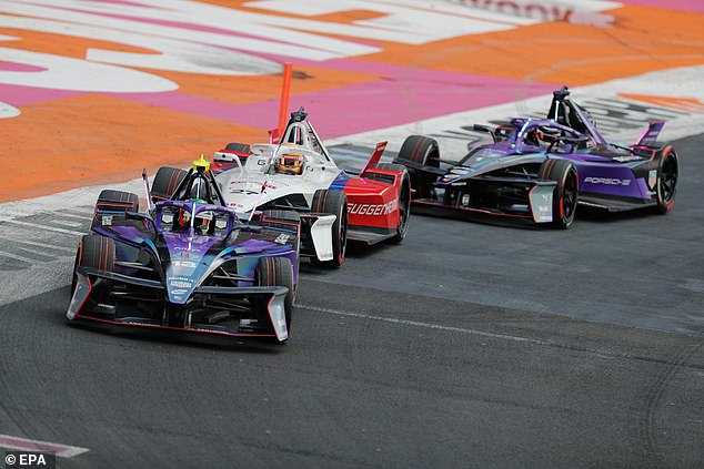 Формула Е, официальный чемпионат мира ABB FIA Formula E World Championship, - это открытый чемпионат по автогонкам на одноместных электромобилях.