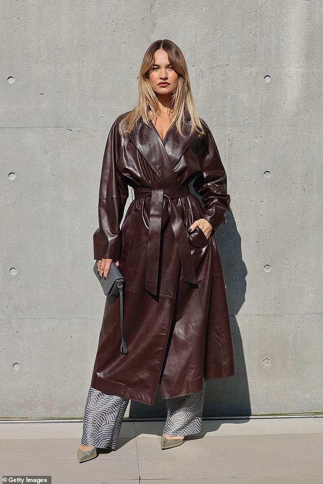 Лили в кожаном тренче надела модный образ, посетив показ Giorgio Armani на Неделе моды в Милане в воскресенье.