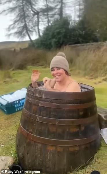 Только на прошлой неделе она поделилась видео, на котором она наслаждается лечением холодной водой, сидя в бочке, наполненной ледяной водой.