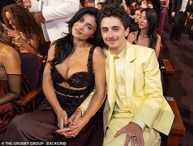 Их последний поцелуй был намного дальше от их PDA на 