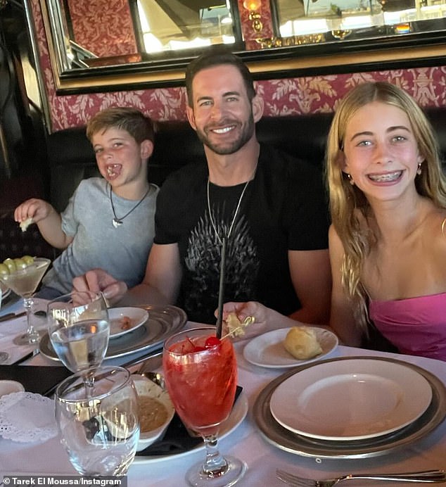 Развод дизайнера интерьеров с Эль Муссой, состоявшийся в 2018 году после семи лет совместной жизни, был гораздо более дружественным, поскольку они продолжают счастливо совместно воспитывать девятилетнего сына Брейдена (L, на фото 22 сентября) и 14-летнюю дочь Тейлор (R).