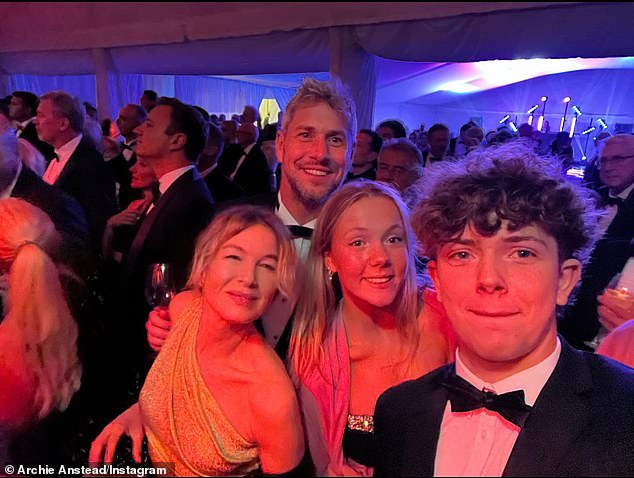 55-летний техасец общается со всеми детьми полупрофессионального футболиста, включая 21-летнюю дочь Амели (2-R) и 18-летнего сына Арчи (R) от его 12-летнего брака с первой бывшей женой Луизой Анстед, который закончился в 2017 году.