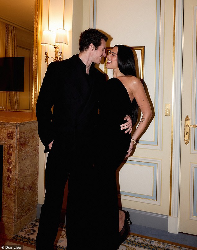 В личной жизни Дуа также отметила еще одну веху: по сообщениям, она обручилась со своим бойфрендом Каллумом Тернером (оба на фото) на Рождество.