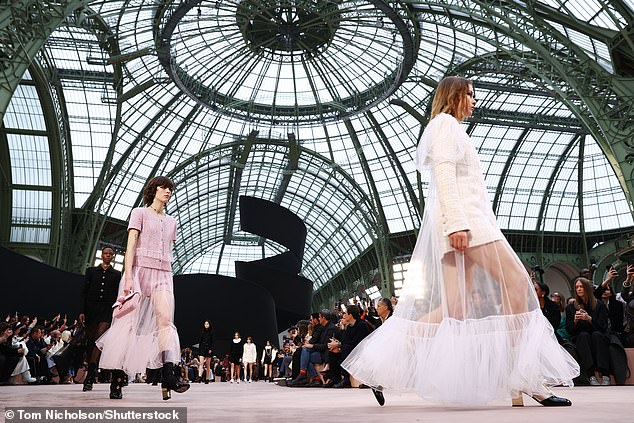 Chanel был одним из показов, закрывающих Неделю моды в Париже во вторник, и проходил в Гран-Пале.