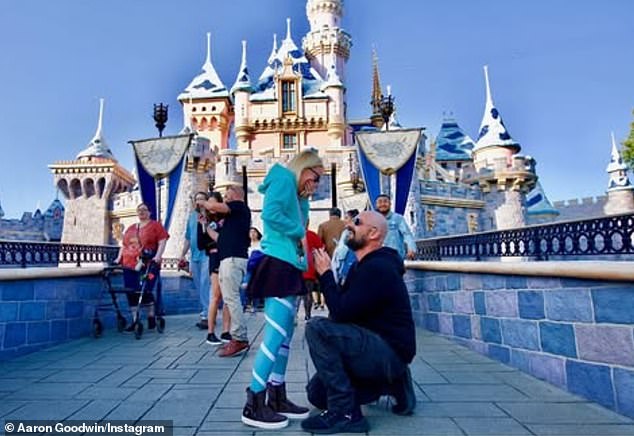 Пара обменялась клятвами в августе 2022 года в Диснейленде в Анахайме, Калифорния.