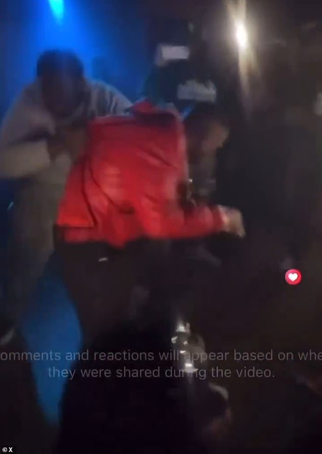 На видео, размещенном на сайте X, запечатлен момент, когда фанат снимал Бузи Бадазза (настоящее имя которого Торренс Айви Хэтч-младший) на сцене в окружении других посетителей, когда два громких удара эхом разнеслись по тускло освещенному залу.