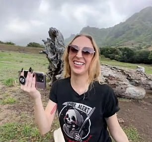 Виктория, которая, по словам следователей, замышляла убийство своего супруга, сияла, надев рубашку с карикатурным изображением мрачного жнеца во время поездки на Гавайи со своим разлученным супругом после того, как она вместе с Амато замышляла его убийство, говорят следователи.