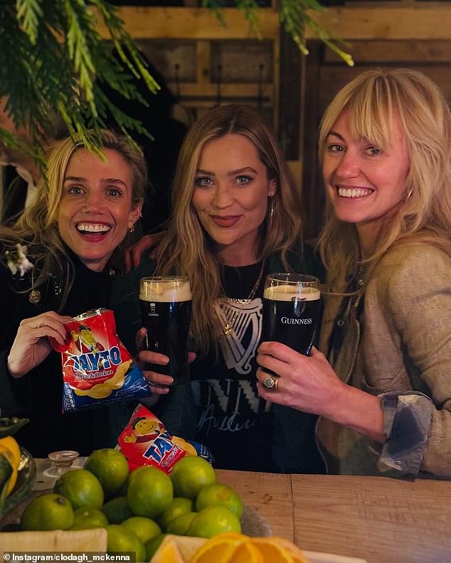 На празднике также присутствовала Лора Уитмор, которая надела черный джемпер Guinness и держала в руках пинту пива, позируя для фото с Клодаг и актрисой Блэкшора Лизой Дуан.