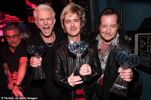 Green Day выглядели взволнованными, сжимая в руках свою награду