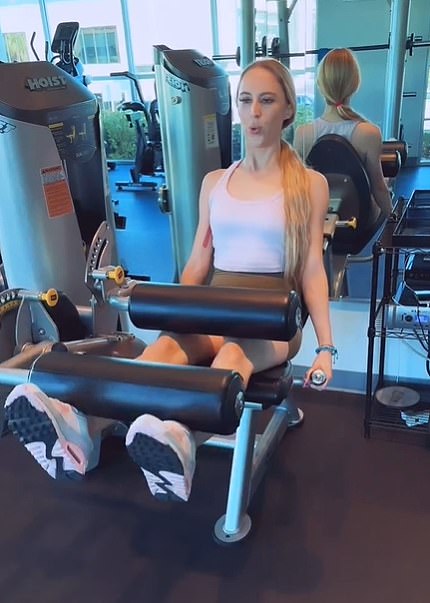 Виктория, у которой около 2 600 подписчиков в Instagram, часто публикует фотографии из своих походов в спортзал.