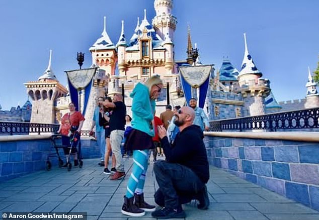 Пара обменялась клятвами в августе 2022 года в Диснейленде в Анахайме, Калифорния.