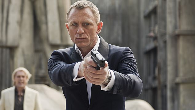 Должна сказать, что я никогда не была великой подопечной. [of Bond], - призналась Миррен; (Дэниел Крейг в фильме 
