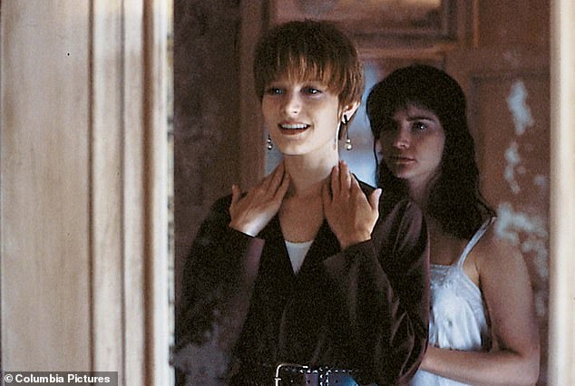 Оригинальный психологический эротический триллер 1992 года имел кассовый успех, несмотря на неоднозначные отзывы, и в нем снялись Бриджет Фонда и Дженнифер Джейсон Ли.