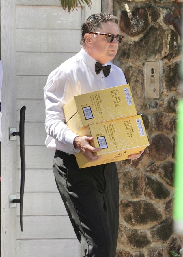 Великий игрок AFL Гэрри Лайон был замечен на свадьбе Руби Браунлесс и Джоша Уоллиса в Квинсленде на этой неделе, несмотря на впечатляющую ссору с отцом невесты.