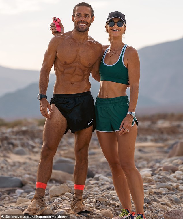 Спенсер Мэтьюс обнимает свою жену Вог Уильямс после того, как преодолел 30 марафонов за несколько дней подряд