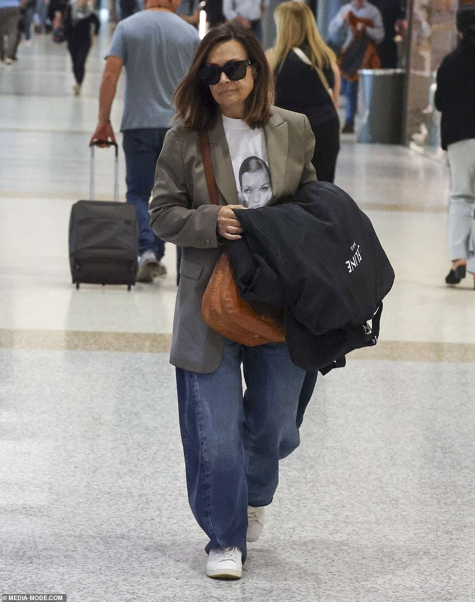 Лиза Уилкинсон, 65 лет, выбрала скромный образ в субботу, когда она была замечена прибывающей в аэропорт Сиднея с одной лишь сумкой Celine.