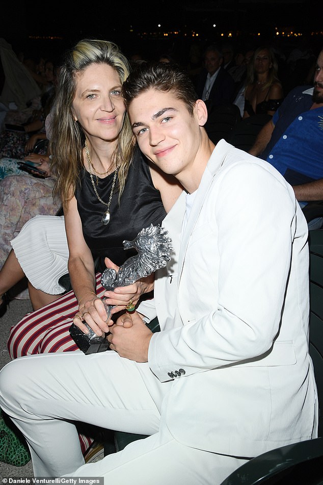 Он сын режиссеров Джорджа Тиффина и Марты Файнс (на фото с матерью в 2019 году).