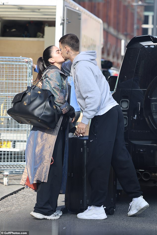 Ромео Бекхэм и его девушка Ким Тернбулл устроили милую демонстрацию у лондонского вокзала Сент-Панкрас в среду.