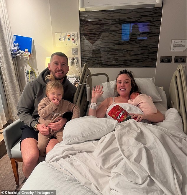 34-летняя звезда Geordie Shore родила своего второго ребенка, которого назвали Пикси Сесилия Анкерс, в конце января. Они уже являются родителями двухлетней Альбы