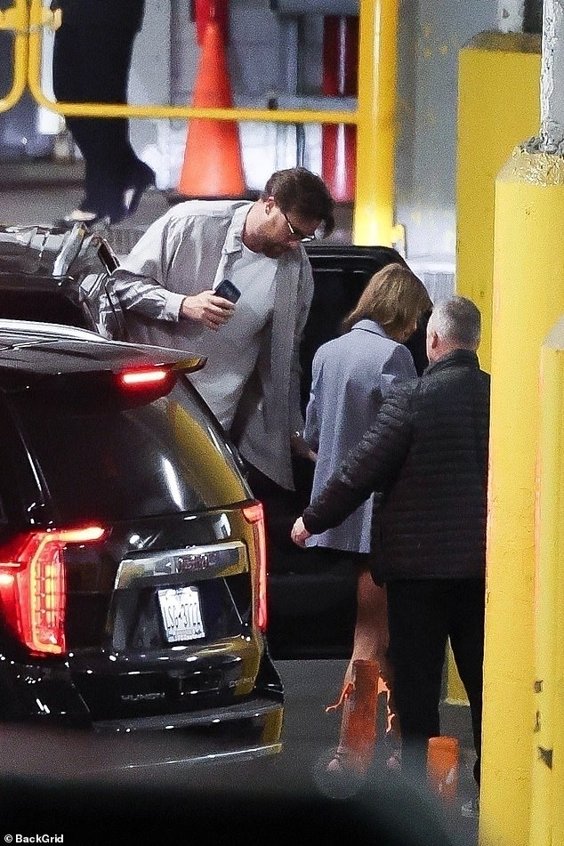 Тейлор Свифт и Трэвис Келс провели редкий романтический вечер в Нью-Йорке в пятницу вечером на фоне сообщений о том, что они отгораживаются от